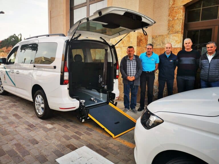 Antigua estrena dos nuevos taxis adaptados