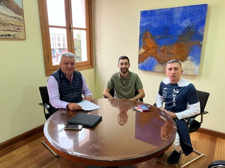 El consejero de Deportes desea suerte al karateka Damián Aisa Páez en el Campeonato de España Senior