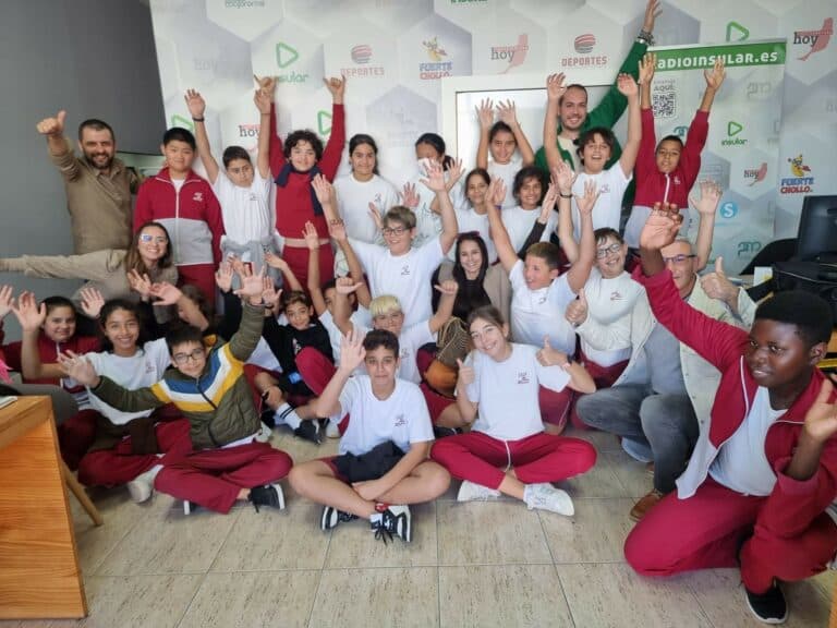 Escolares del CEIP Puerto del Rosario celebran el Día de la Educación en Radio Insular