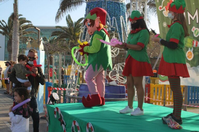 Magia y espectáculo acompañan a S.M. los Reyes Magos en su visita a Antigua y Caleta de Fuste