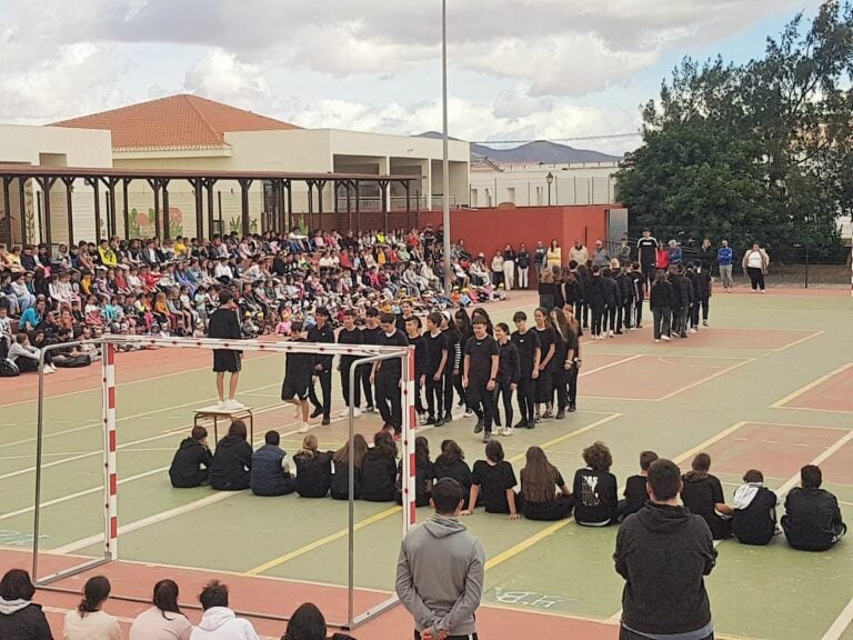 Estudiantes del CEO de Antigua escenifican el Día Escolar de la No violencia y la Paz