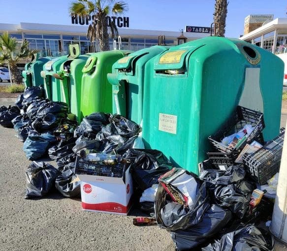 El Ayuntamiento de Antigua limpia de urgencia lo que el Cabildo no recoge