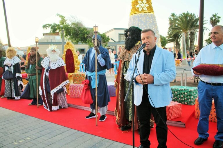 Y llegaron los Reyes Magos recorriendo calles y plazas de Antigua y Caleta de Fuste