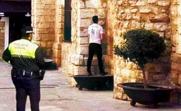 Este municipio canario multará con 750 euros por orinar o escupir en la calle