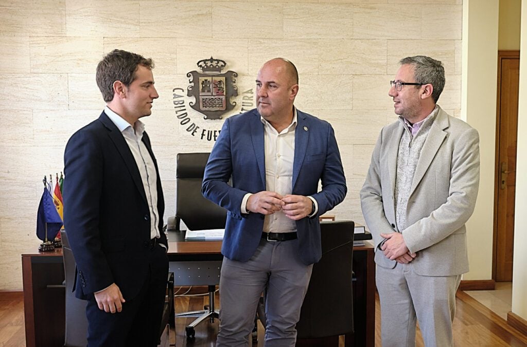 El presidente Lloret recibe al nuevo directo del Aeropuerto de Fuerteventura, Luis Sáez