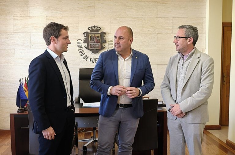 El presidente Lloret recibe al nuevo directo del Aeropuerto de Fuerteventura, Luis Sáez