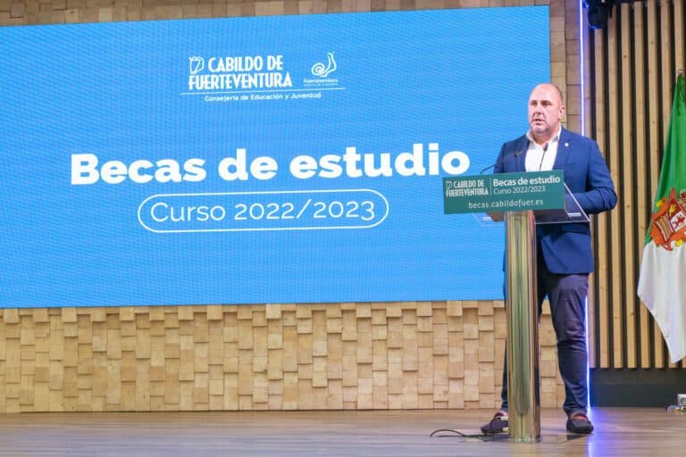 El Cabildo amplía el número de becas de formación para estudiantes dentro y fuera de la Isla