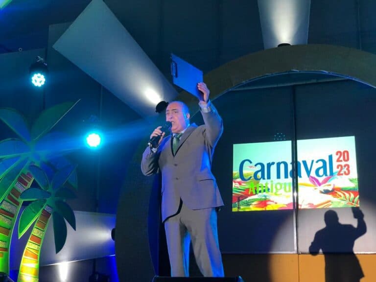 Puro espectáculo y numeroso público inician el Carnaval de Antigua