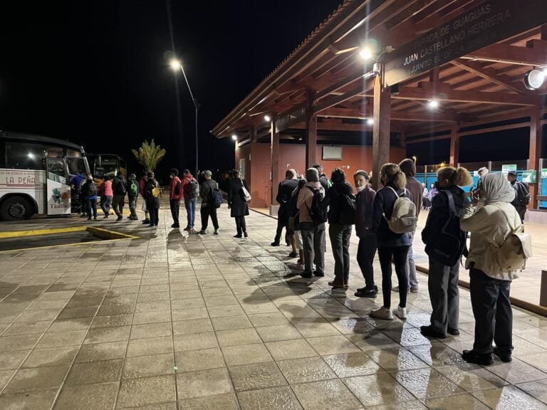 Madrugones, colas y nervios para coger una guagua y llegar al trabajo en hora