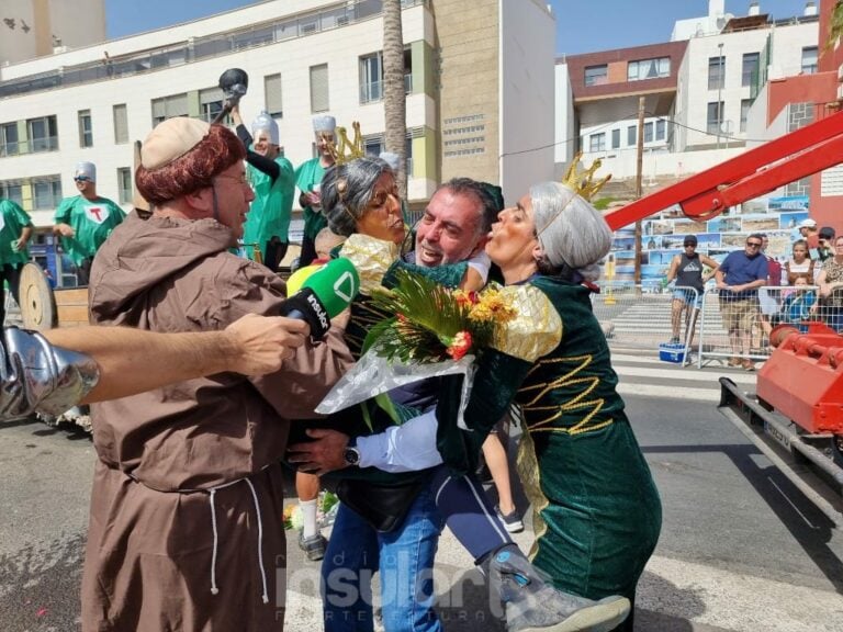 7.000 personas salen a la calle para disfrutar de los Achipencos y el Carnaval de Día