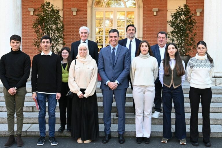 Ailin, adolescente del CAI de Puerto del Rosario, se reúne con Pedro Sánchez