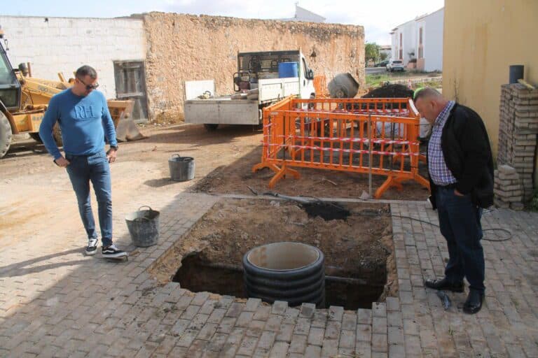 Antigua ejecuta un centenar de reparaciones en alumbrado y saneamiento