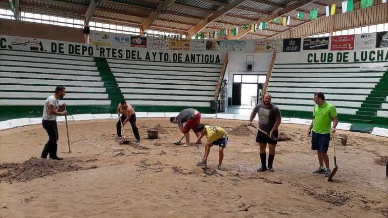 El esfuerzo en equipo logra reparar el terrero de lucha de Antigua tras quedar inundado