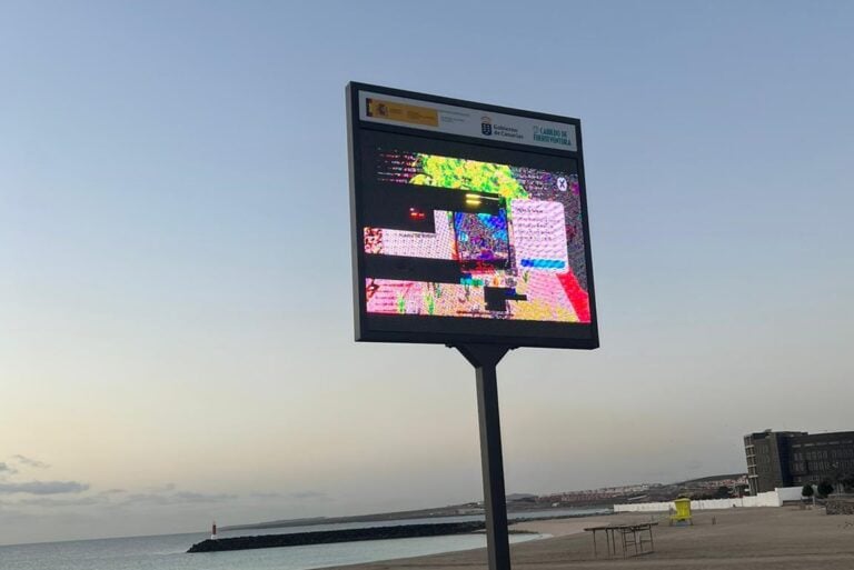 Destrozan la pantalla turística de la avenida marítima portuense