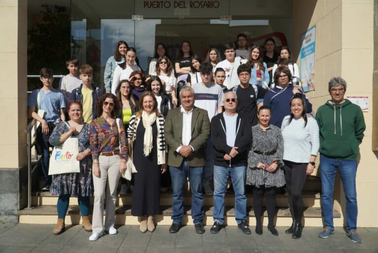 Estudiantes de Erasmus de Portugal con el IES Puerto del Rosario visitan el ayuntamiento