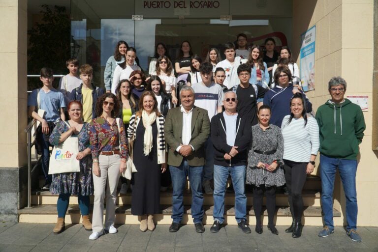 Estudiantes de Erasmus de Portugal con el IES Puerto del Rosario visitan el ayuntamiento