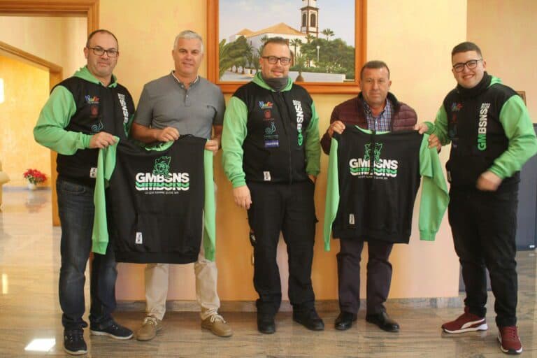 La murga los Gambusinos entregan al alcalde su emblemática chaqueta