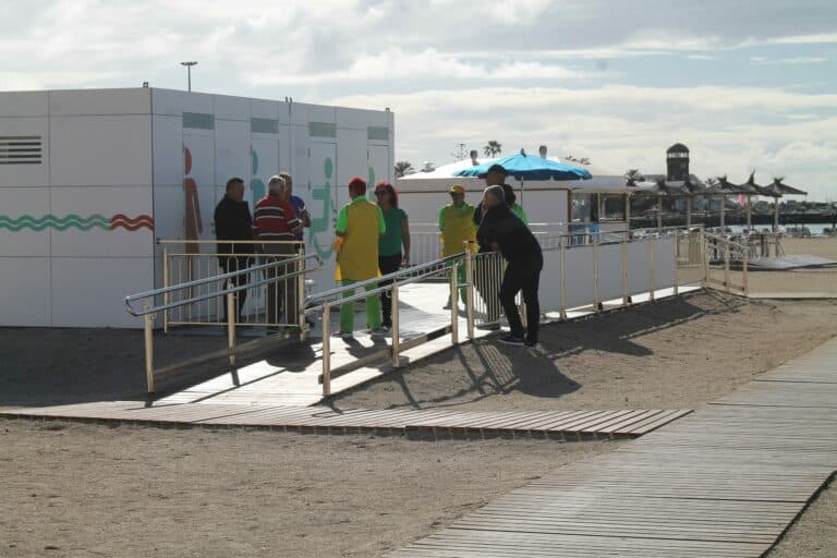 El ayuntamiento instala nuevos baños y duchas públicas en la playa de El Castillo