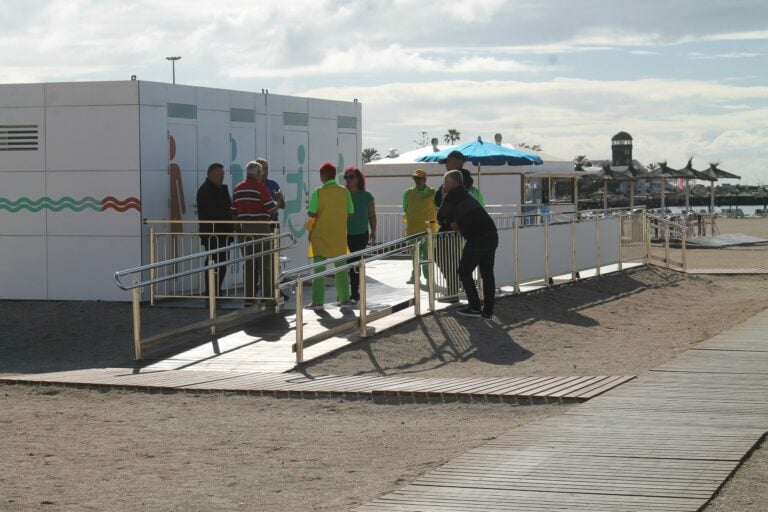 El ayuntamiento instala nuevos baños y duchas públicas en la playa de El Castillo