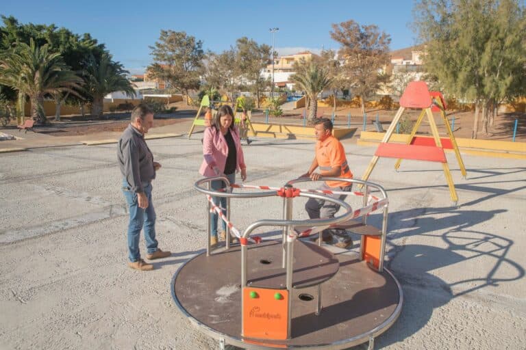 Tuineje inicia la renovación de todos los parques infantiles del municipio