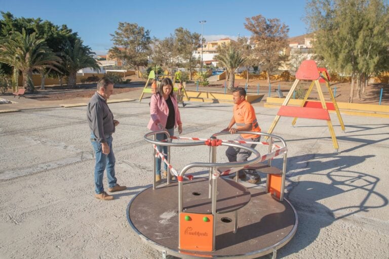 Tuineje inicia la renovación de todos los parques infantiles del municipio