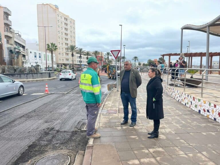 El ayuntamiento reasfalta la Avenida Reyes de España que llevaba 10 años en mal estado