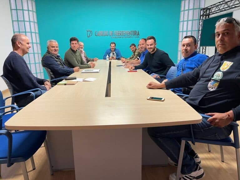 Juan Nicolás Cabrera atiende los requerimientos de las sociedades de Caza de la Isla