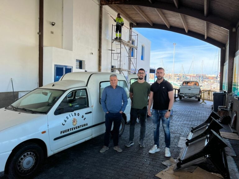 Acondicionan y reparan la parada de guaguas de Corralejo