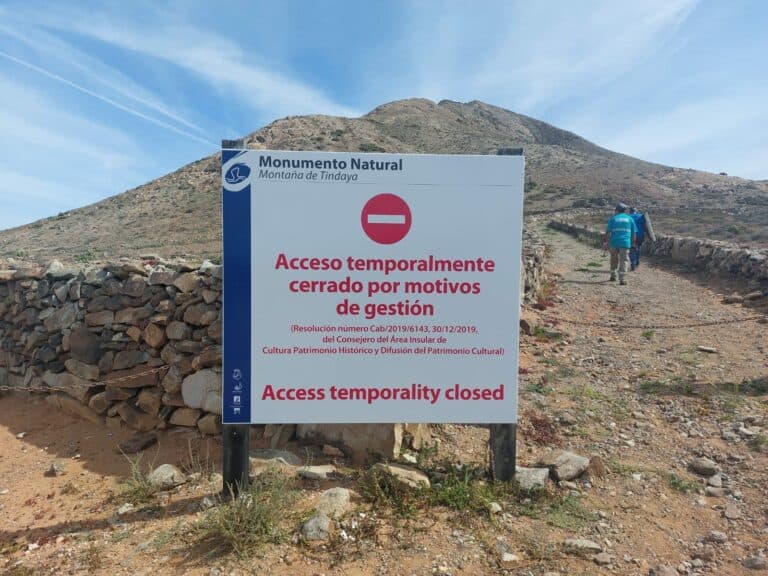 Nueva señalética sobre la normativa medioambiental en Tindaya y el muelle de Corralejo