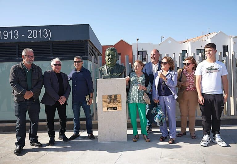 El Cabildo rinde homenaje a Juan José Felipe Lima con un busto en su honor