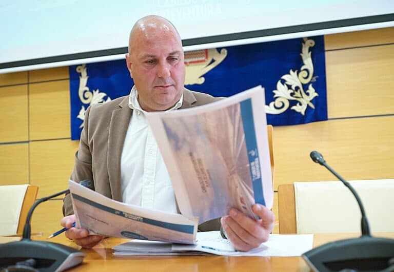 Cabildo saca adelante un “contrato histórico” para resolver el problema de las carreteras de Fuerteventura