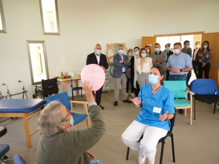 Torres y Lloret visitan el Centro Josefina Plá de Corralejo