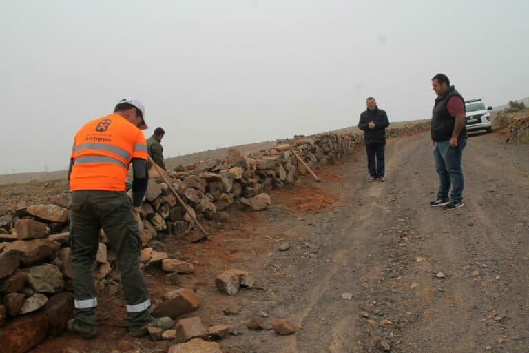 Antigua destina pedreros de oficio a la reconstrucción tradicional de muros