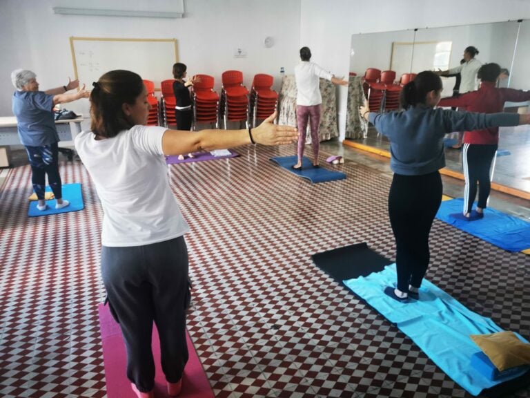 Antigua imparte clases gratuitas de yoga y pilates por las mañanas