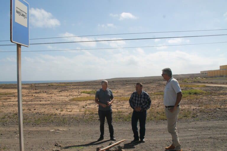 AMF abandona una vez más Antigua: El 90 % de las paradas de guagua del municipio, sin marquesina
