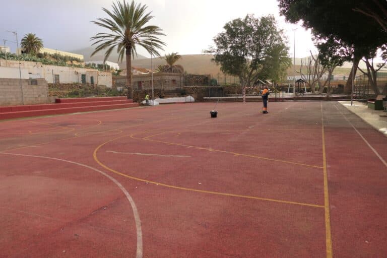 Pájara inicia los trabajos de remodelación de la cancha de fútbol sala de Toto