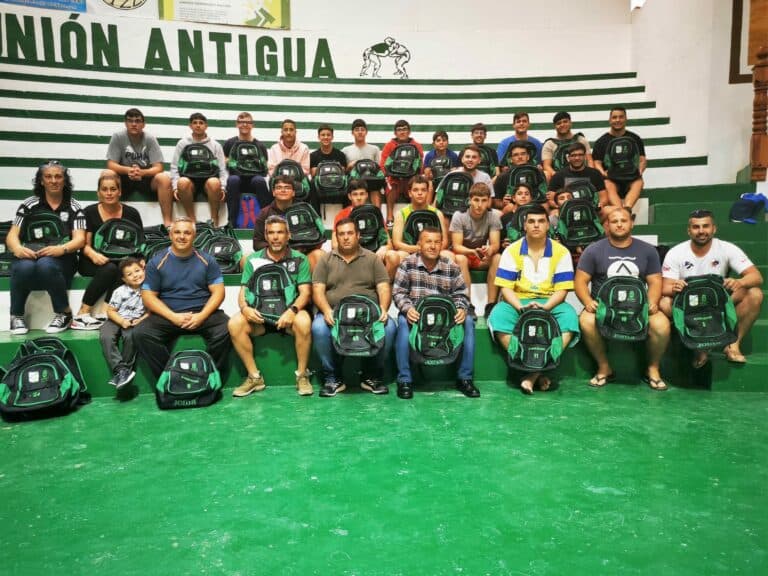 El Ayuntamiento dota de mochilas deportivas a toda la cantera del CL Unión Antigua