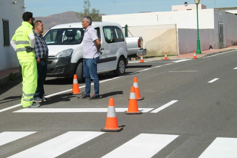 El Ayuntamiento inicia la mejora de la señalización vial de la FV-413 de Triquivijate a Costa de Antigua