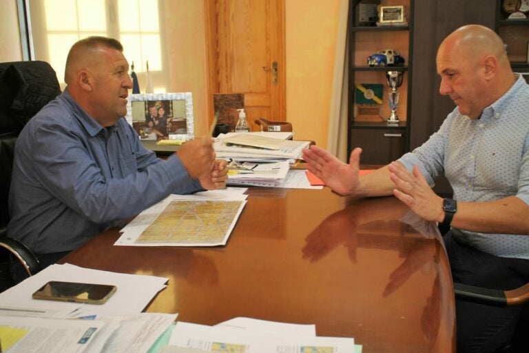 El alcalde de Antigua recibe la visita del presidente del Cabildo abordando temas principales del Municipio