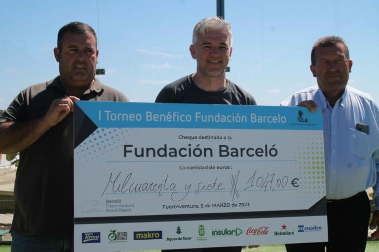 80 jugadores y más de 1.000 euros en el I Torneo Benéfico de Pádel en Caleta de Fuste
