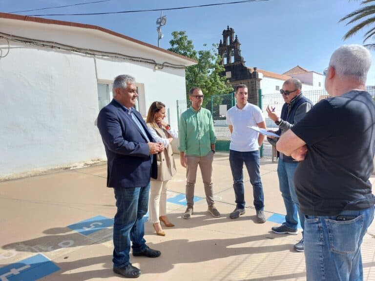 Nuevos vallados en los colegios rurales de Casillas del Ángel, Ampuyenta y Tefía