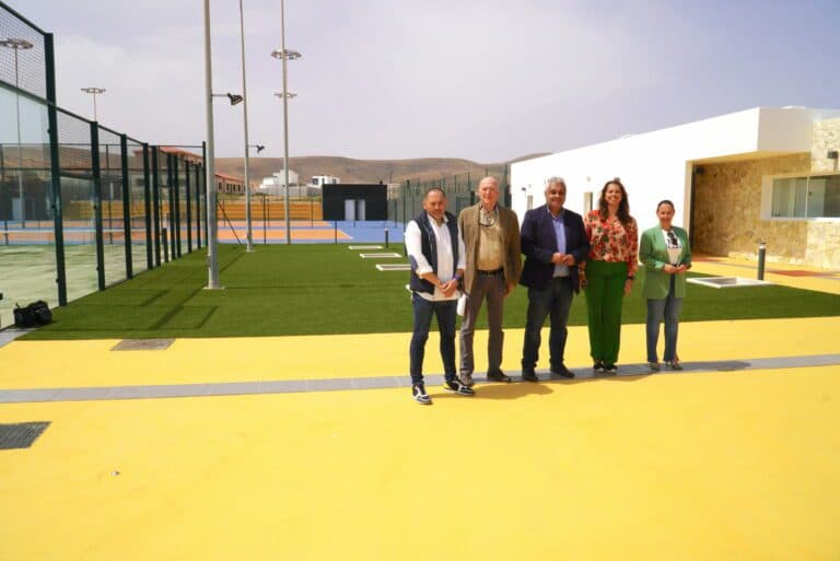 El barrio de Las Granadas cuenta con unas renovadas canchas deportivas de tenis y pádel