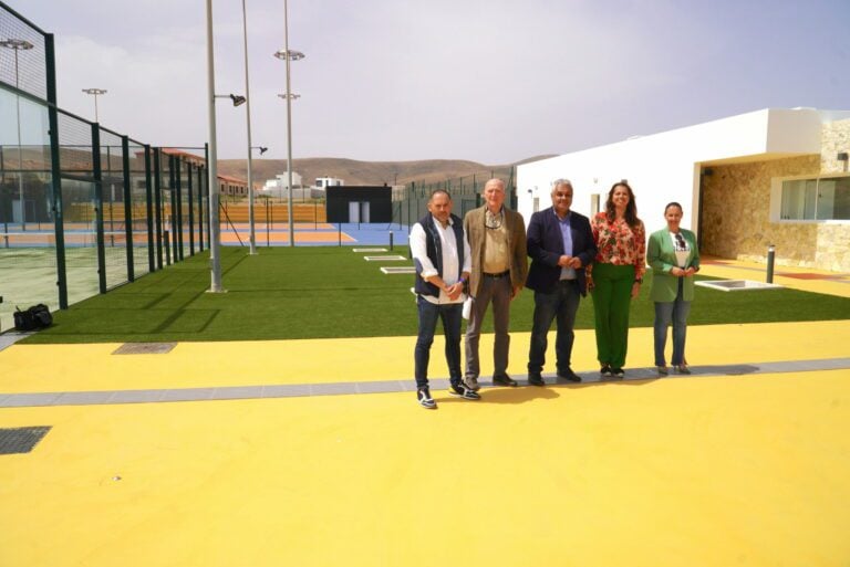 El barrio de Las Granadas cuenta con unas renovadas canchas deportivas de tenis y pádel