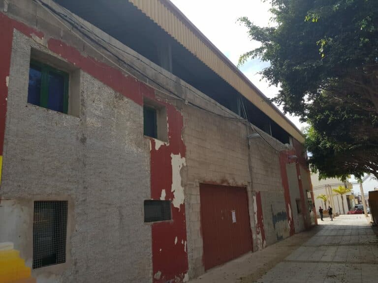 Comienzan las obras de renovación de la fachada del Terrero Puerto Cabras y Pabellón Oasis