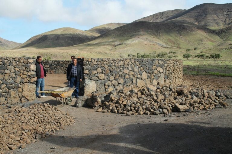La Rosa de Pozo Negro recupera en piedra su tradicional gambuesa de ganado de costa