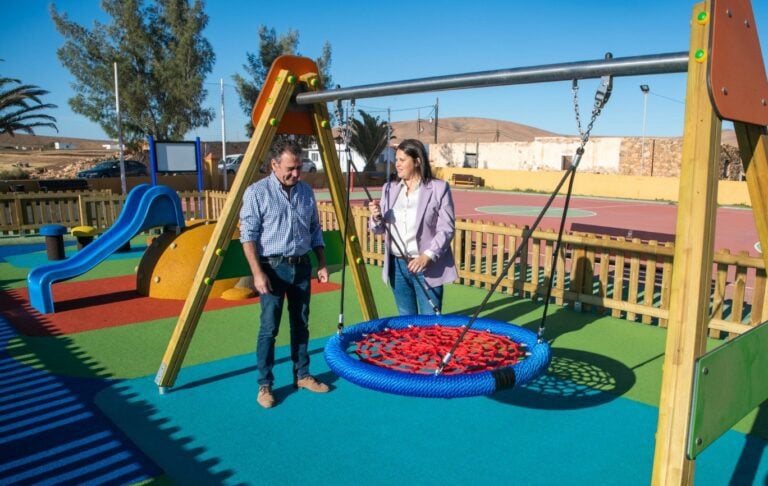 Tesejerague y Las Casitas ya cuentan con un parque infantil recién acondicionado