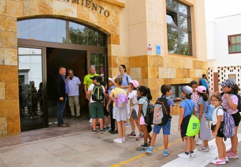 El alcalde responde a propuestas y preguntas de 60 escolares de primaria del CEO de Antigua