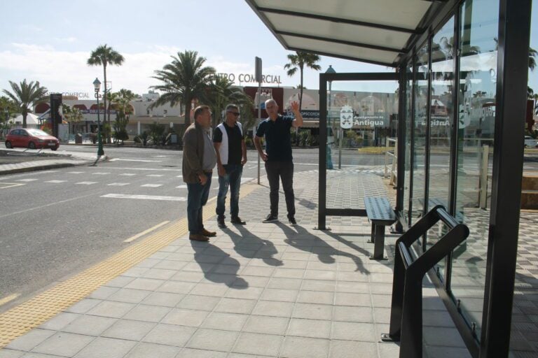 Nuevas marquesinas en las dos principales paradas de taxi de Caleta de Fuste