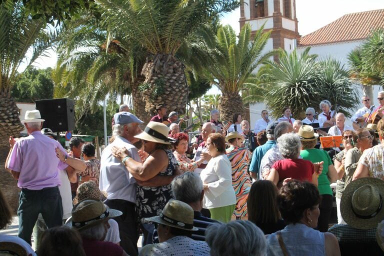 700 mayores disfrutaron de talleres, bailes y cinco paelleras gigantes en el I Encuentro Insular