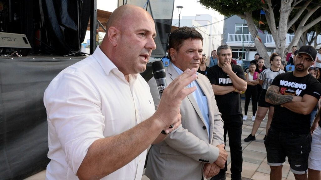 Lloret y Armas dan la cara ante los vecinos de La Lajita por los cortes de agua